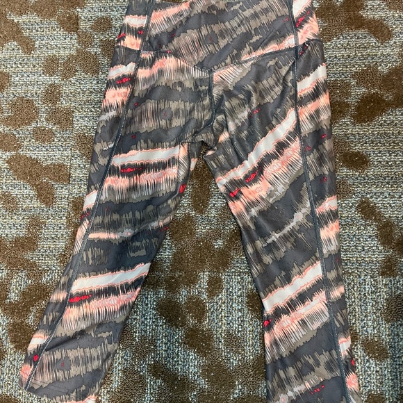Women’s XS athletic capris (Nike/Under Armour- bundle of 2!) - Picture 6 of 9